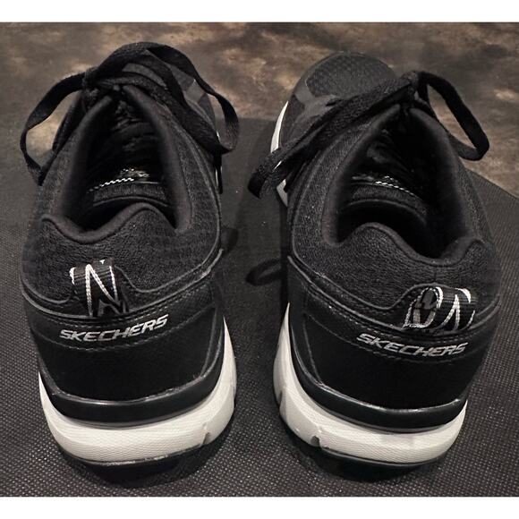 New Men's Skechers Relaxed Fit Memory Foam Sneakers, Athletic Shoes Size 11 - Picture 4 of 5